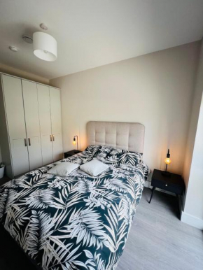 PRIVATE KING SIZE ROOM in WELL DECORATED SHARED FLAT